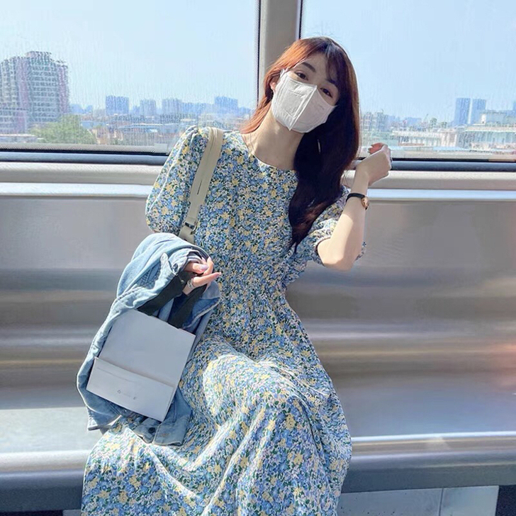 泡泡袖碎花连衣裙女装夏季2021新款法式初...