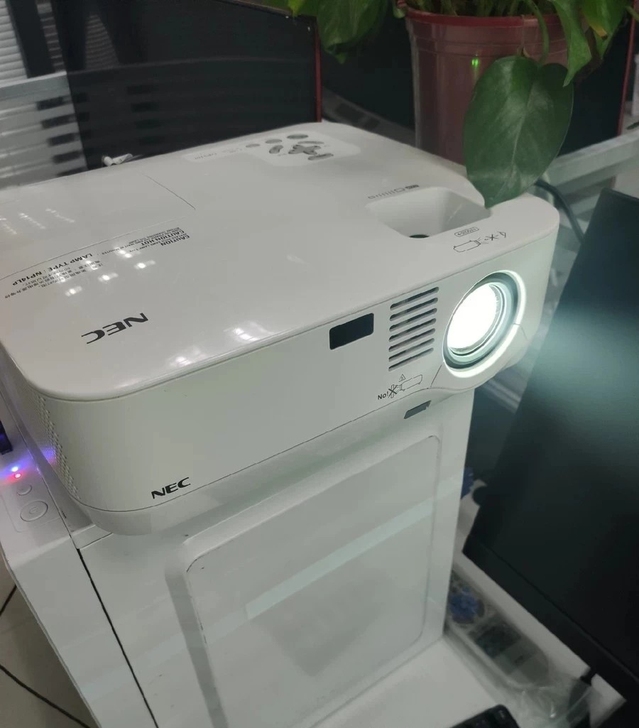 低价处理公司投影仪，日本NEC品牌，外观9...