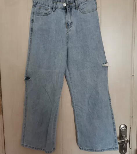 牛仔裤女，两侧各一个破洞，本人腰围66cm...