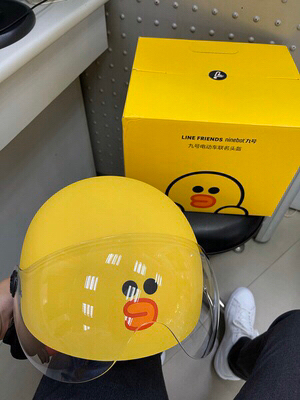 九号电动布朗熊/莎莉鸡联名头盔。秋冬季到了...