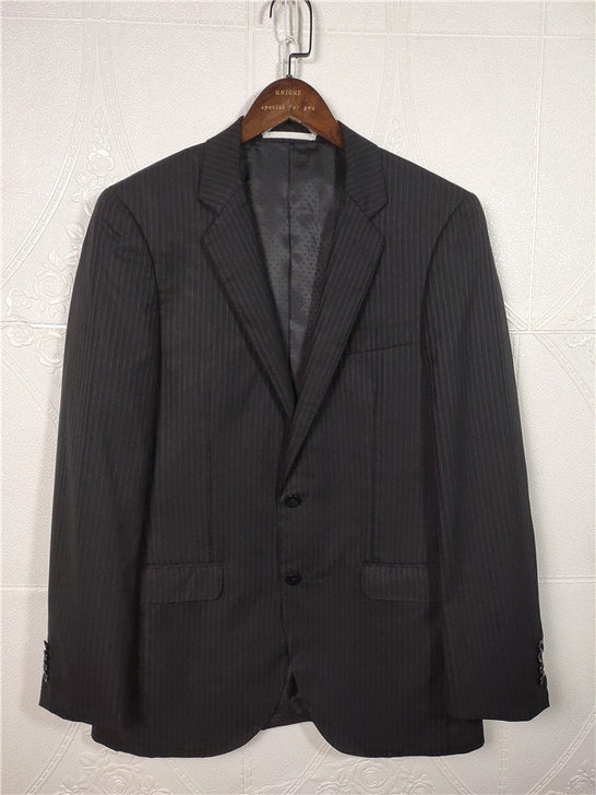 出古着西装一件