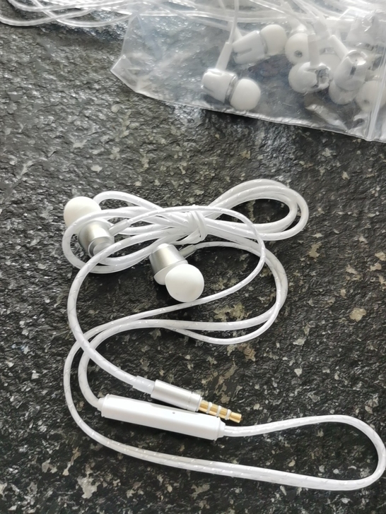 耳机样品。售出不退换。