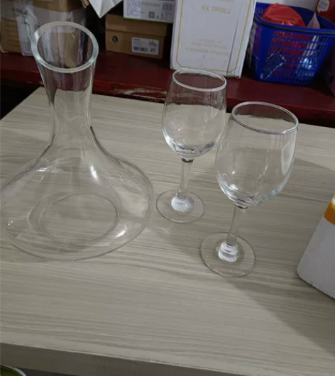 搬家便宜出红酒器具带两个高脚杯一套,可送个...