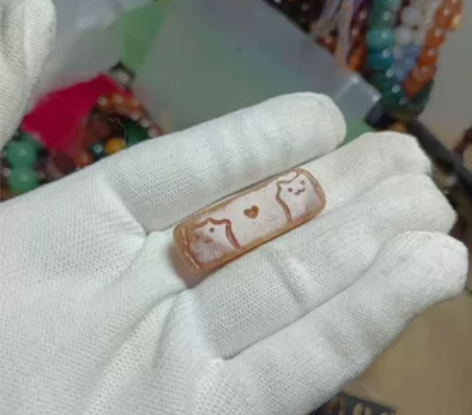 从三毛家刚收的：两只小狗传爱心驼骨雕刻手绳...