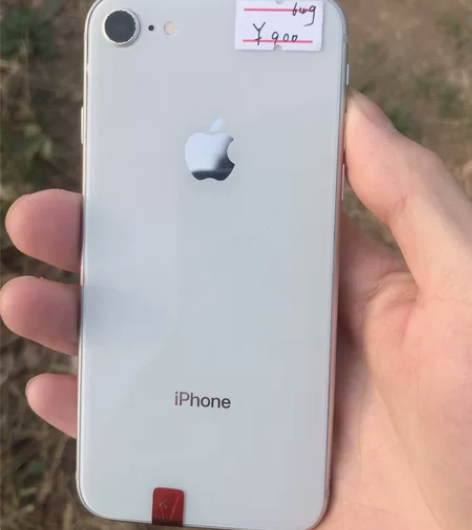 苹果8一个黑色一个白色64G嘎嘎新没有一点...