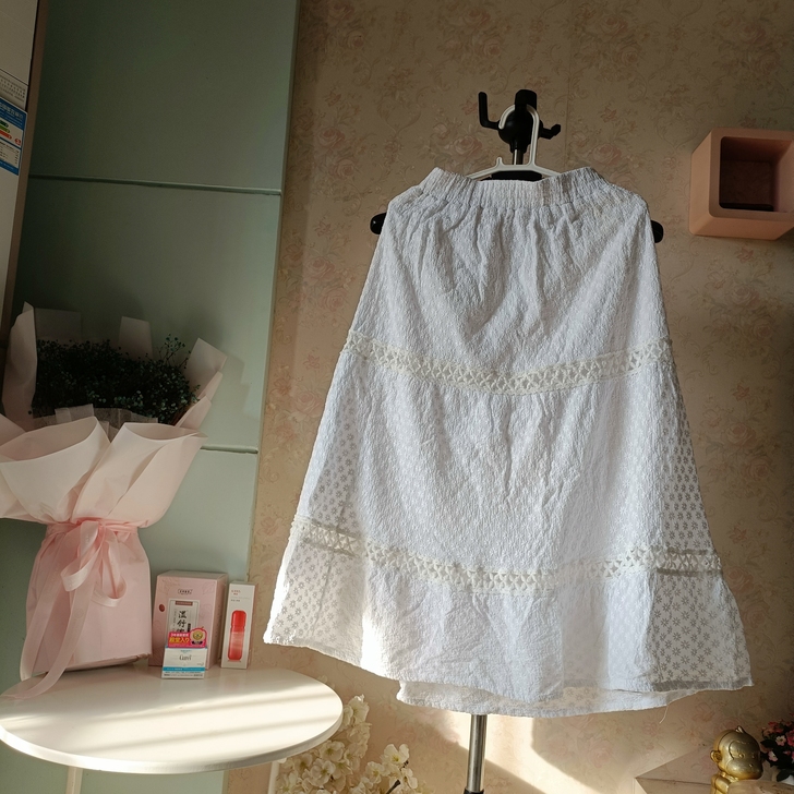 清新文艺刺绣松紧腰大摆裙