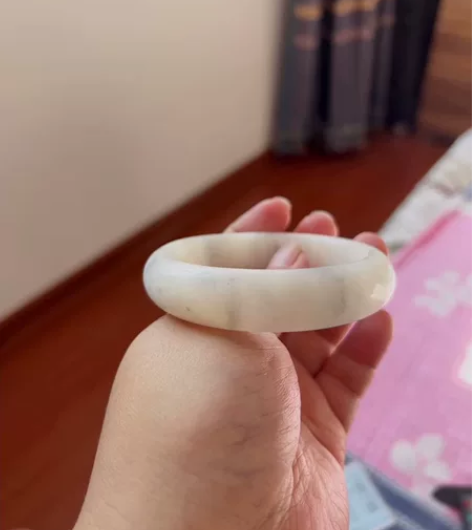 57.8圈口和田玉白玉手镯配证书。这只飘点...