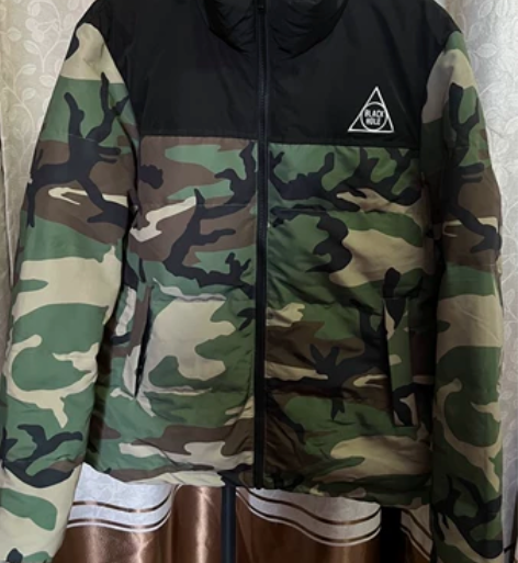 男羽绒服外套，立领。羽绒厚实饱满。商场专柜...