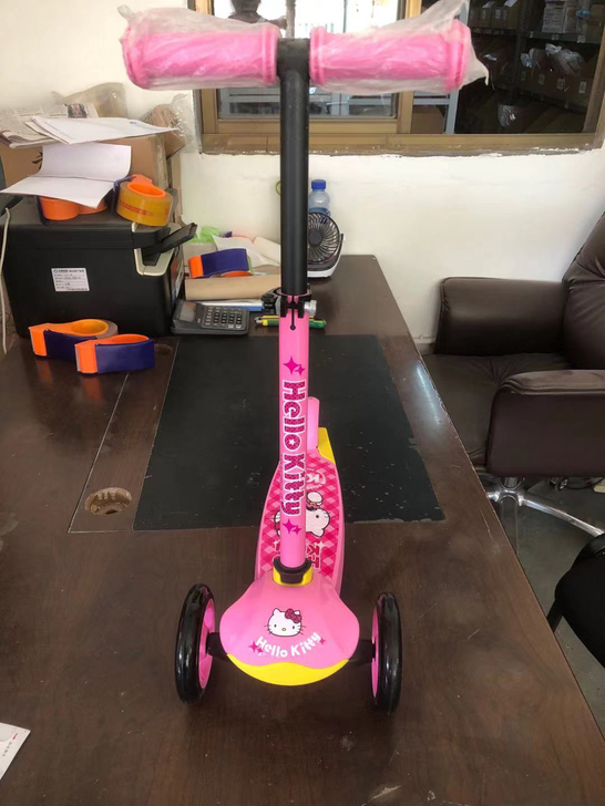 迪士尼凯蒂猫滑板车
