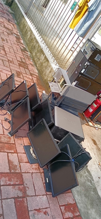 转卖电脑液晶显示器一批，办公电脑台一张，文...