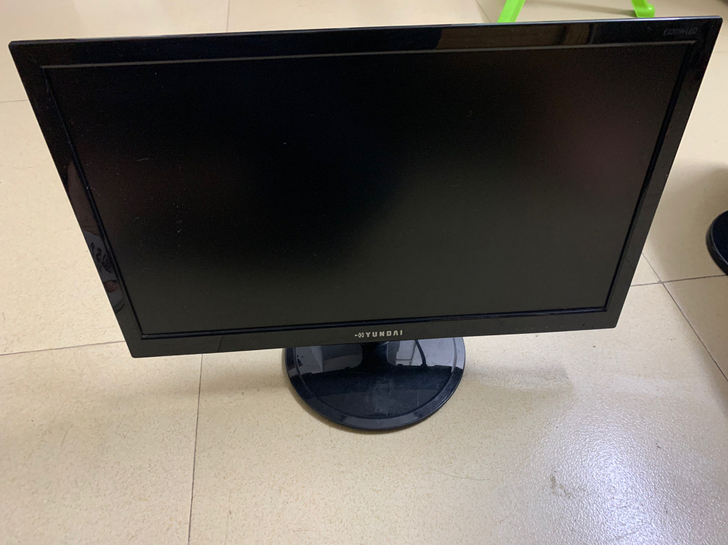 现代显示器22寸