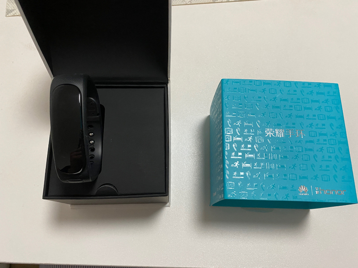 荣耀手环B1库存机，全新的，试了一下屏幕无...