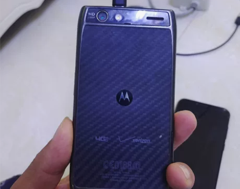 摩托罗拉手机，外观还不错，还能使用，可以收...