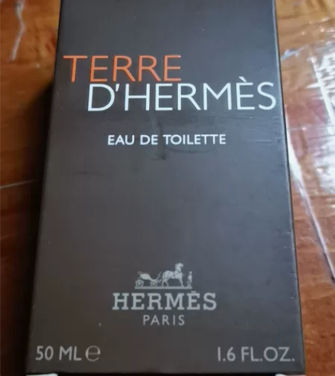 爱马仕大地香水，拆开的时候喷下问了一下味道...