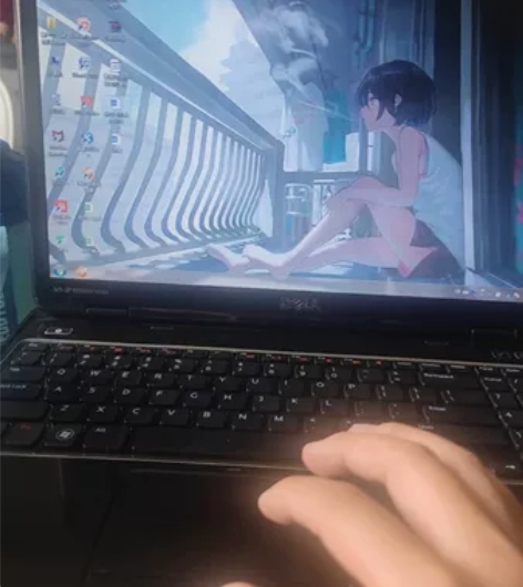 戴尔笔记本电脑灵越，可以日常办公电影 系统...