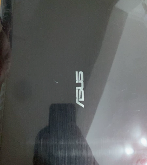 华硕笔记本,有充电器,能开机,图一表面有划...