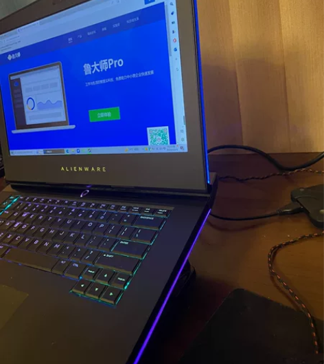 出一台自用外星人笔记本，日常使用磕碰掉漆不...