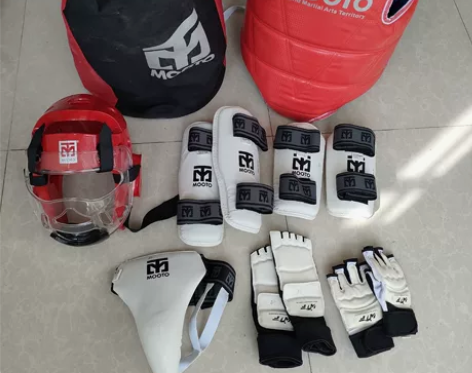 跆拳道护具一整套，2号大小，大概适合80斤...