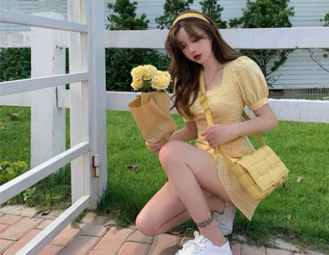 Q女家 泡泡袖连衣裙女夏收腰露背蝴蝶结短款...