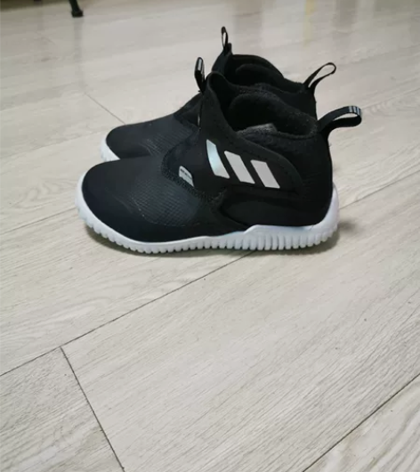 阿迪儿童部分防水高帮棉运动鞋，适合冬天。黑...