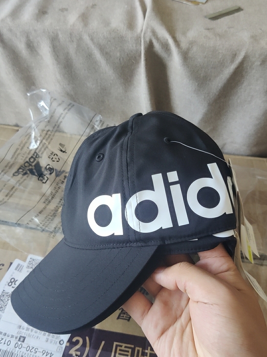 阿迪达斯帽子，全新有两个，质感很好！非真假...