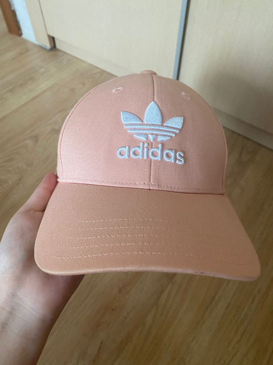 阿迪达斯粉色帽子