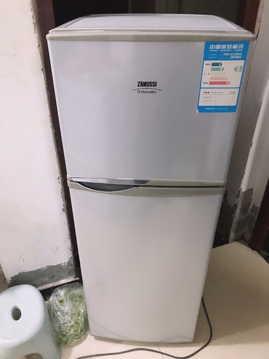 伊莱克斯138升双开门冰箱， 高1.3米。...