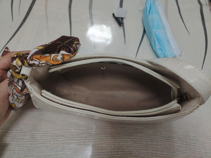 今年淘宝入的腋下包，背了两个星期