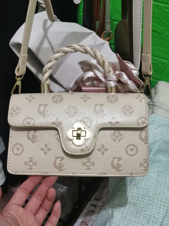 背过一次，外观基本全新，扭动锁扣的位置轻微...