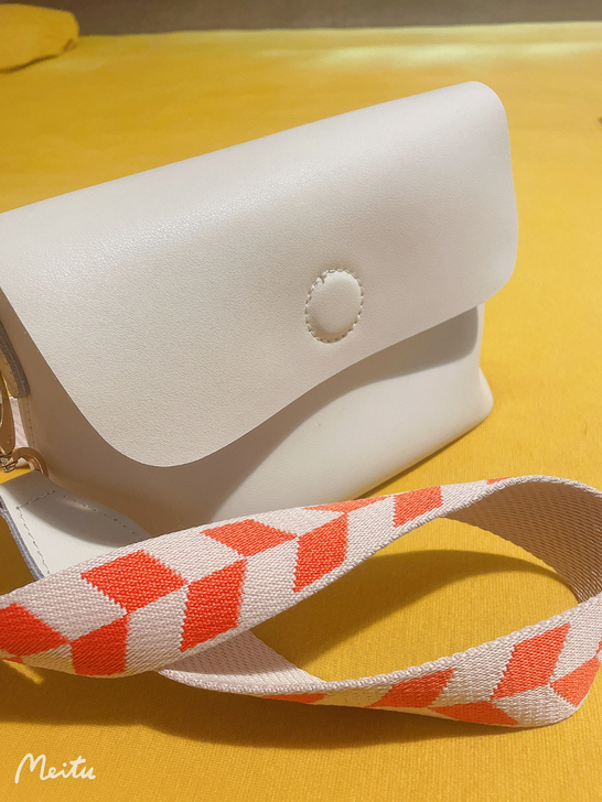 前两个月实体店220新入手的小斜挂包，背了...