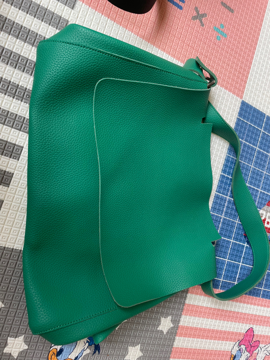 包包背了几次，没什么大的磨损，低价转。