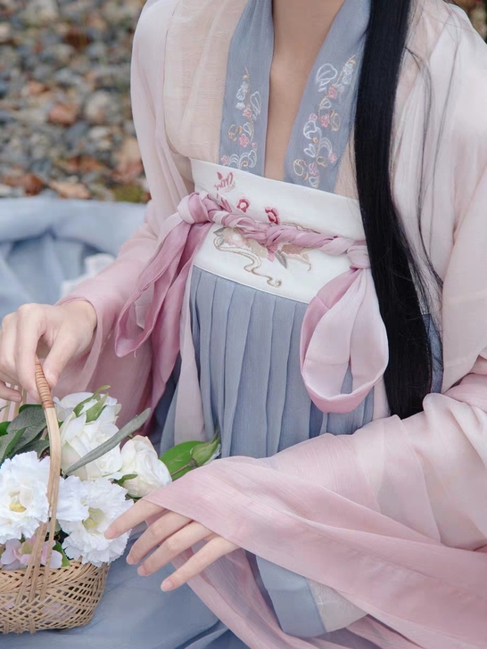 远山乔［花篮图］全新仅试。大袖衫均码，齐胸...