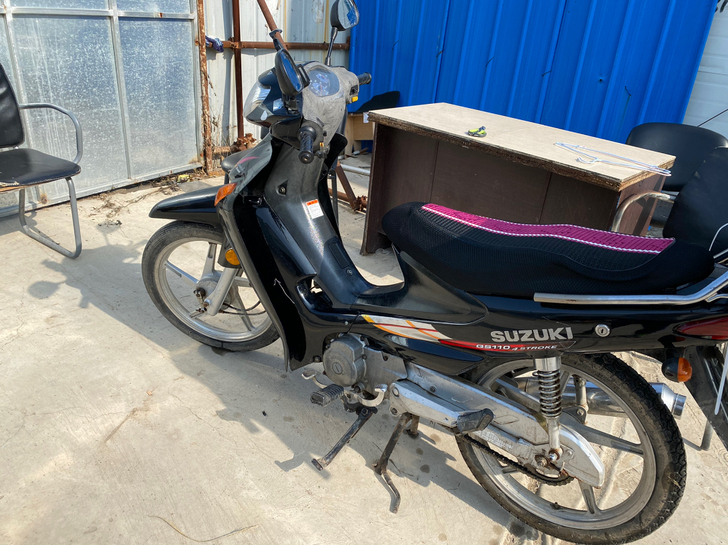 铃木摩托车，因工地完工，带不走，现低价出售...
