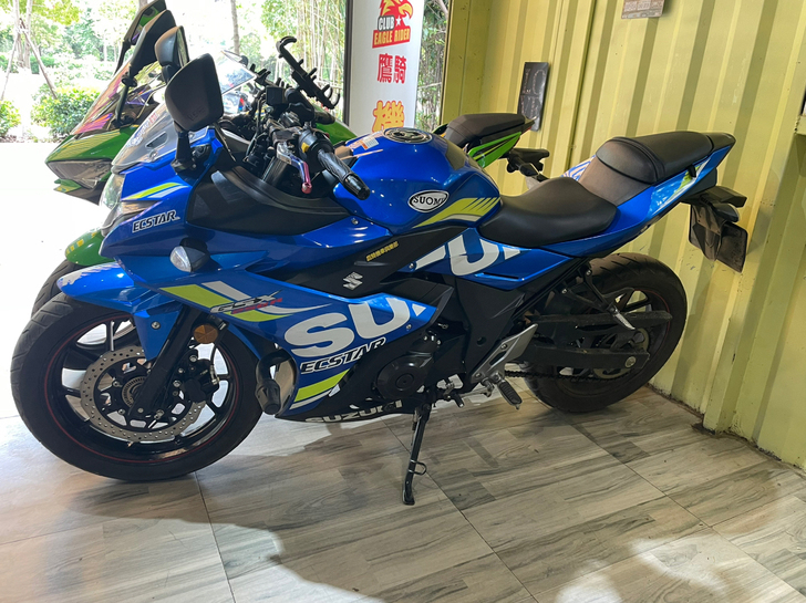 铃木GSX250租赁:1 .持有E或D驾照...