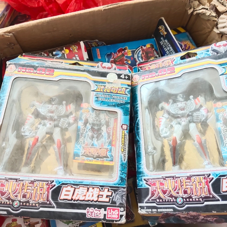 天火传说，白虎战士，格子陈旧，里面全新没拆...