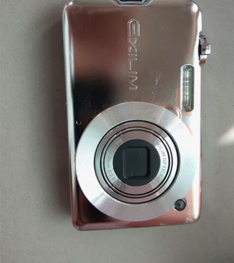 卡西欧s12 原来是粉色后来被扣掉了 有充...