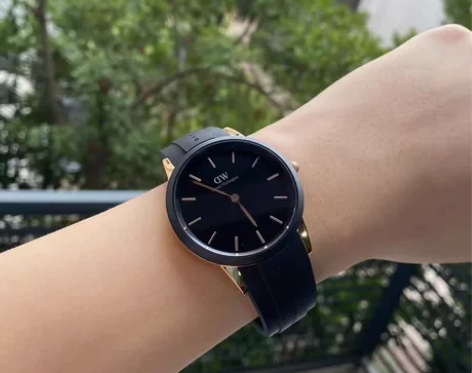 出一个全新DW手表，表盘32mm。渠道：京...