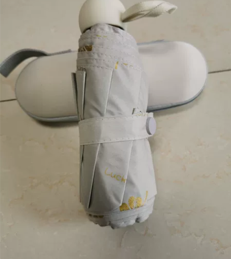 五折黑胶防晒手动伞    烫金奶白色 感兴...