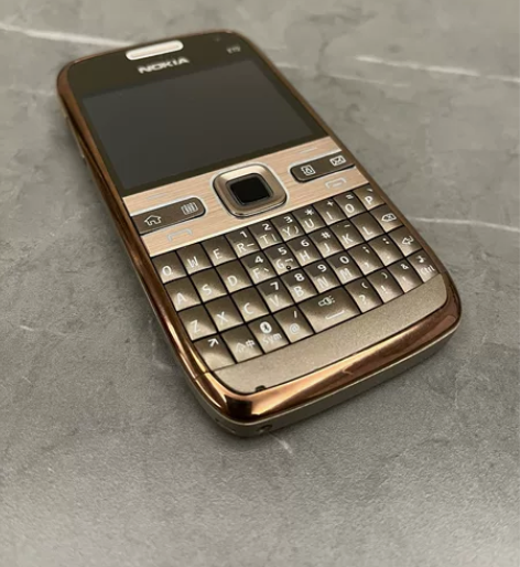 诺基亚Nokia E72金色版 感兴趣的话...