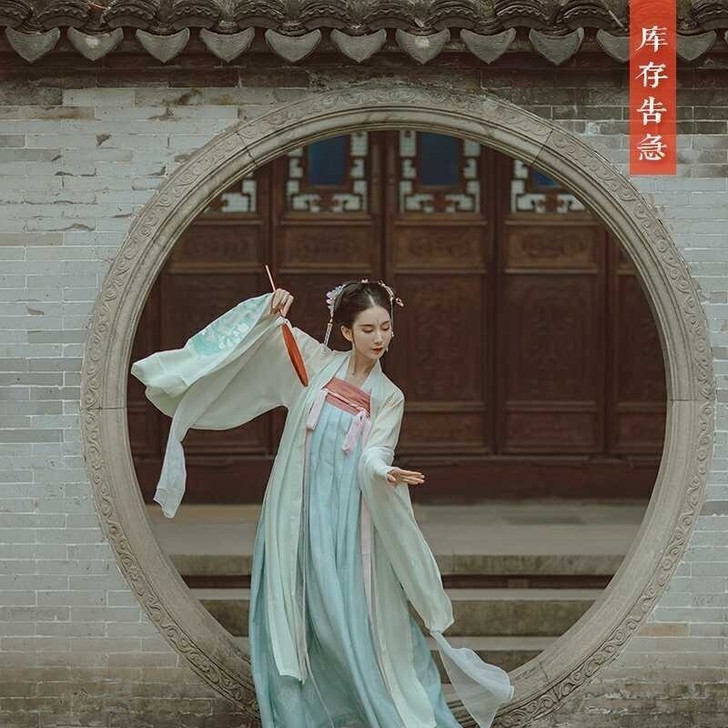 出绝版汉服，花朝记家的幻乐天。就穿过一两次...