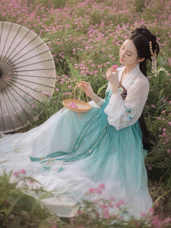 钟灵记白玉卿齐胸汉服，M号全新一套出，朋友...