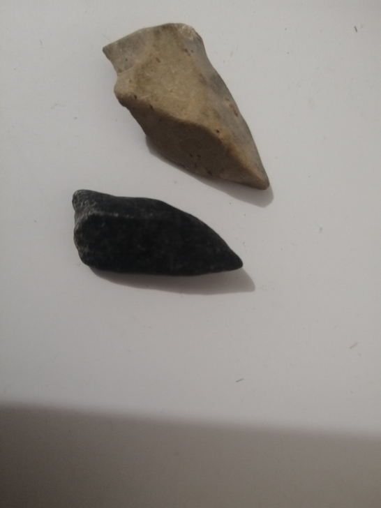 内蒙旅游在草原上捡到的石头，像箭头一样。也...