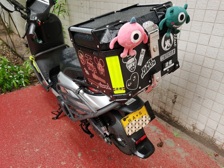 出九号N80c电动车，装的是72伏的电瓶，...
