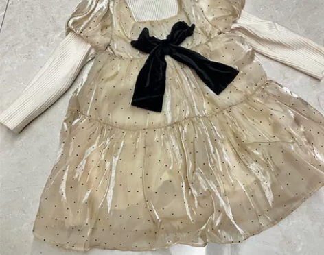 穿上身很显白的蓬蓬裙 带珠光感的 小朋友很...