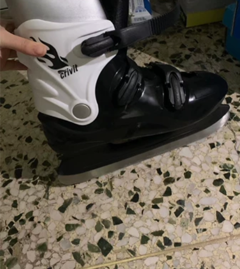 出冰刀，尺码全，共五双。已开刃，一双50半...