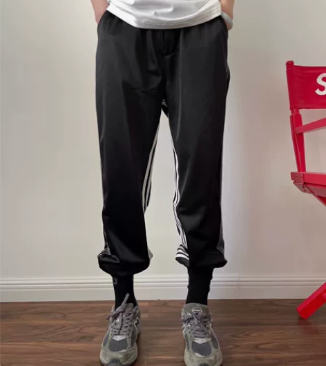 新款条纹织带高街运动休闲裤，男女情侣款。这...