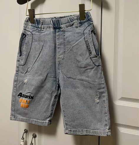 男童牛仔中裤，浅蓝色牛仔裤，尺码140，面...