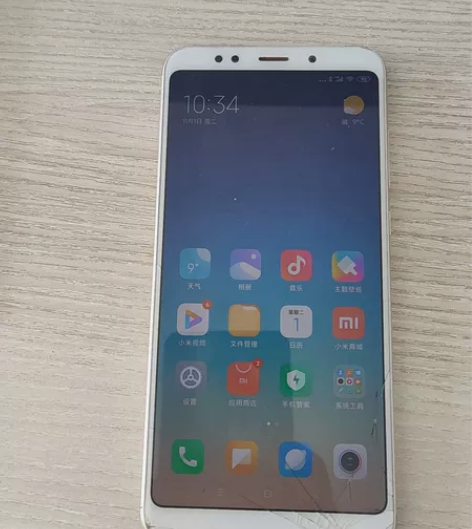 战损版的苹果5 16g和红米5plus 6...