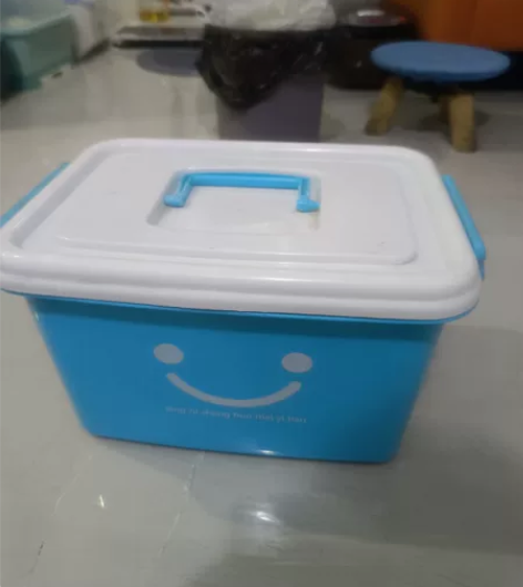 收纳盒 透明10元  蓝色15元  9成新...