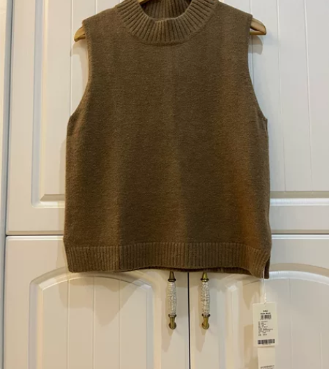 女款针织背心,全新带吊牌,165 M码。胸...